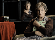 Una mujer en la ventana