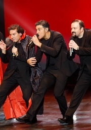 Con un Canto en los Dientes